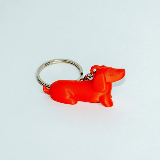 Llavero Benny Rojo de la marca CuatroCeroTres, accesorio decorativo con figura de Benny en fondo blanco