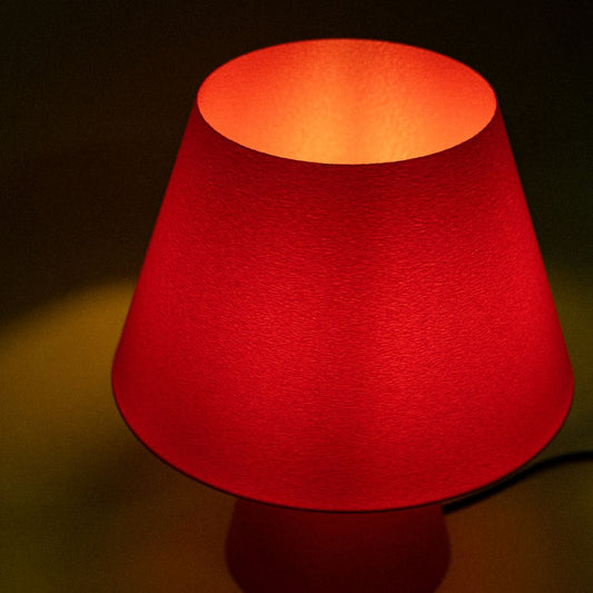Lámpara Fome roja de la marca CuatroCeroTres, diseño moderno y color vibrante, iluminando con estilo en el ambiente.