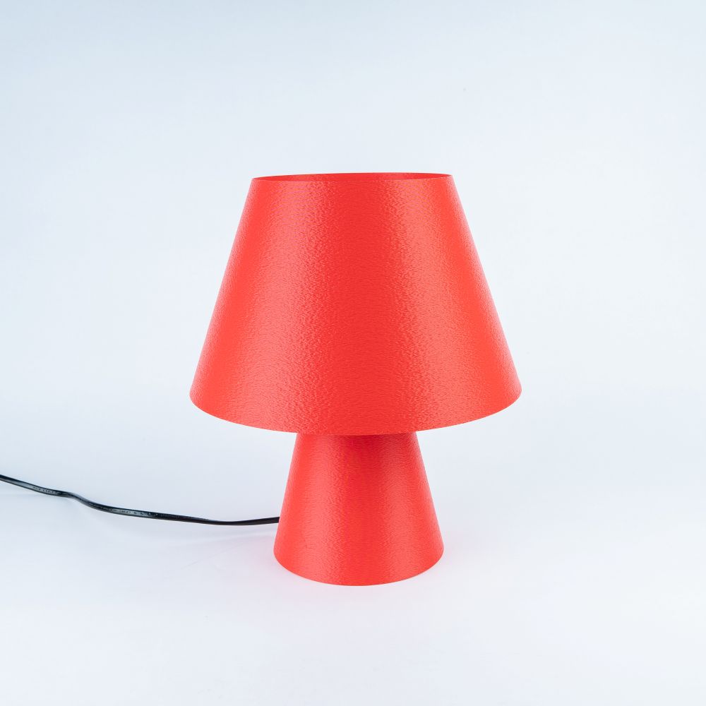 Lámpara Fome roja de CuatroCeroTres con diseño moderno y luz brillante, vista desde un ángulo cercano en la imagen.