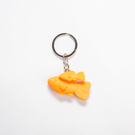 Llavero de busqueda a Minnow de CuatroCeroTres, accesorio de bioplástico naranjo mate con forma de minnow.