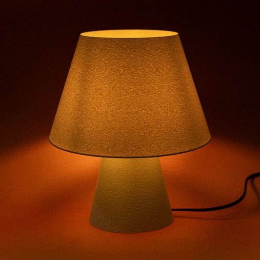 Lámpara Fome beige de CuatroCeroTres, con diseño moderno y base sólida, visible en la imagen.