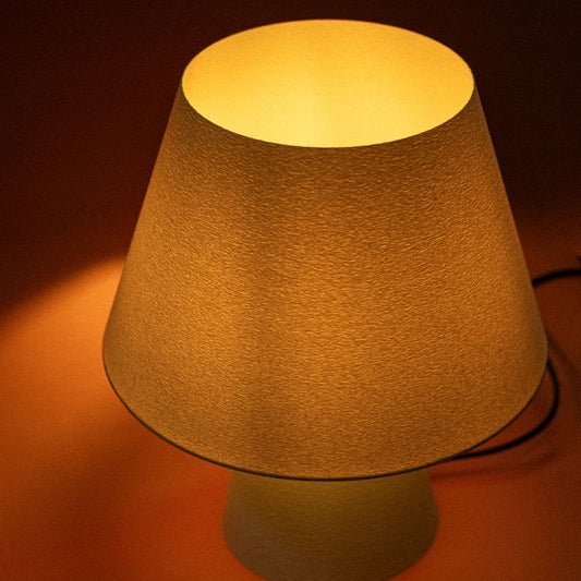 Lámpara beige CuatroCeroTres, diseño moderno, con base y pantalla en color beige, ideal para decorar espacios interiores.
