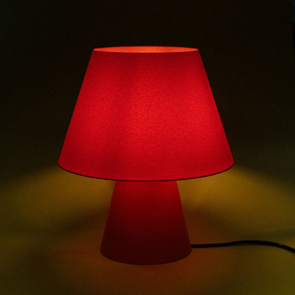 Lámpara roja CuatroCeroTres, diseño moderno, con base y pantalla de luz, perfecta para decorar y ambientar espacios.