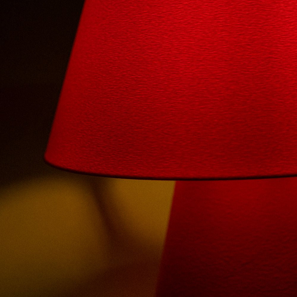 Lámpara Fome roja de CuatroCeroTres, diseño moderno con pantalla luminosa y base estable, en color rojo brillante.