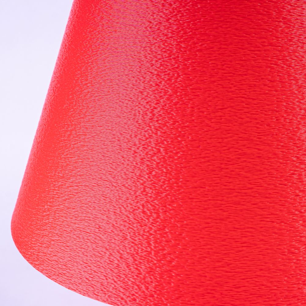 Lámpara Fome roja de CuatroCeroTres, diseño moderno y elegante, con luz brillante y acabado en color rojo.