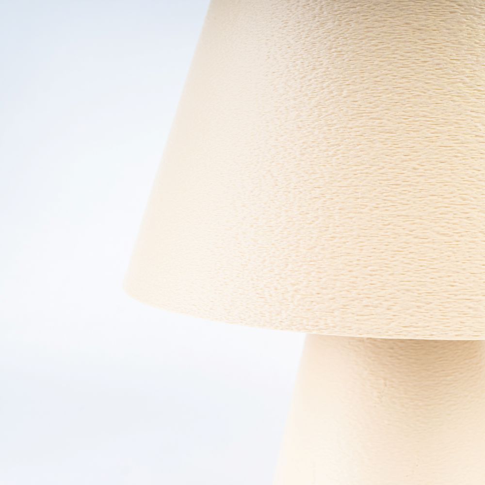 Lámpara Fome beige de la marca CuatroCeroTres, con base y pantalla de color neutro, en una habitación moderna.