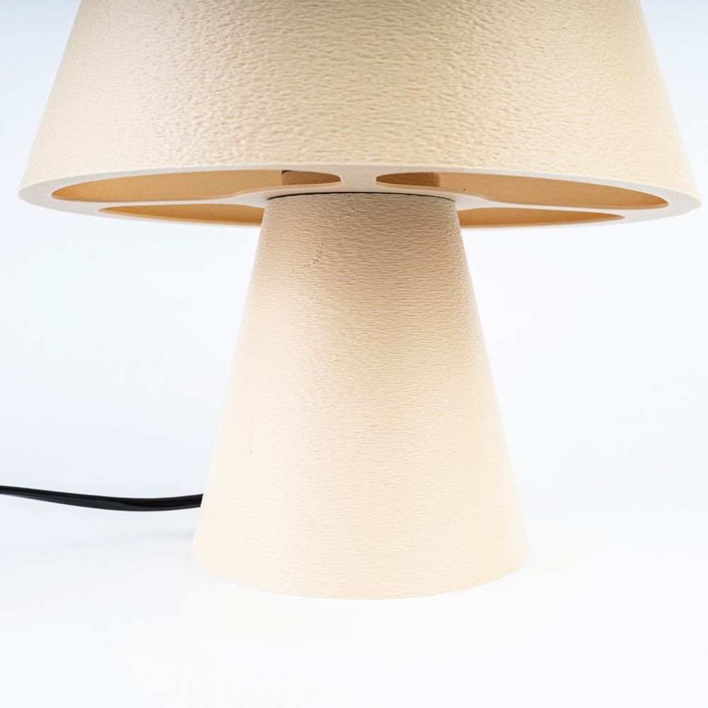 Lámpara Fome beige de CuatroCeroTres, diseño moderno con base y pantalla en color beige, ideal para decorar espacios interiores.
