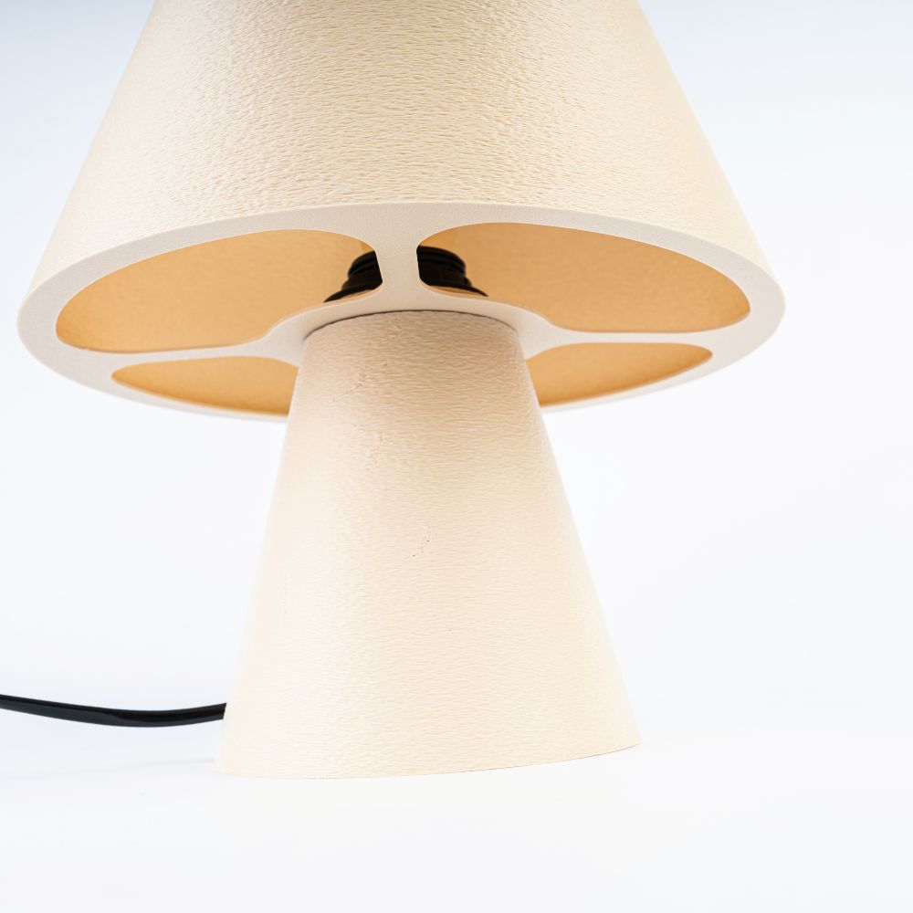 Lámpara Fome beige de CuatroCeroTres con base y pantalla en tonos neutros, ideal para decoración moderna y elegante.