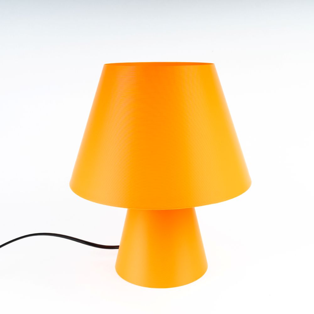 Lámpara Fome naranja de CuatroCeroTres con diseño moderno y base visible, ilumina con estilo y color vibrante.