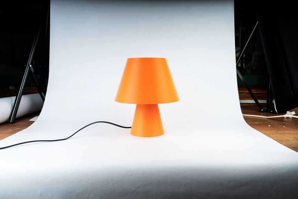 Lámpara Fome Naranja de CuatroCeroTres con diseño moderno y base de madera, ilumina con estilo y calidez en cualquier espacio.