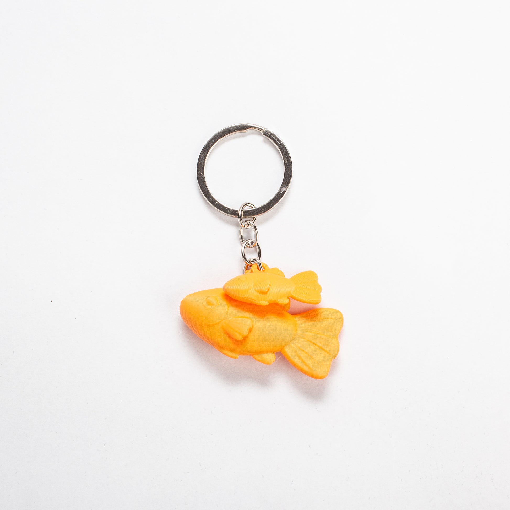 Llavero de busqueda a Minnow de CuatroCeroTres, accesorio de bioplástico naranjo mate con forma de minnow.