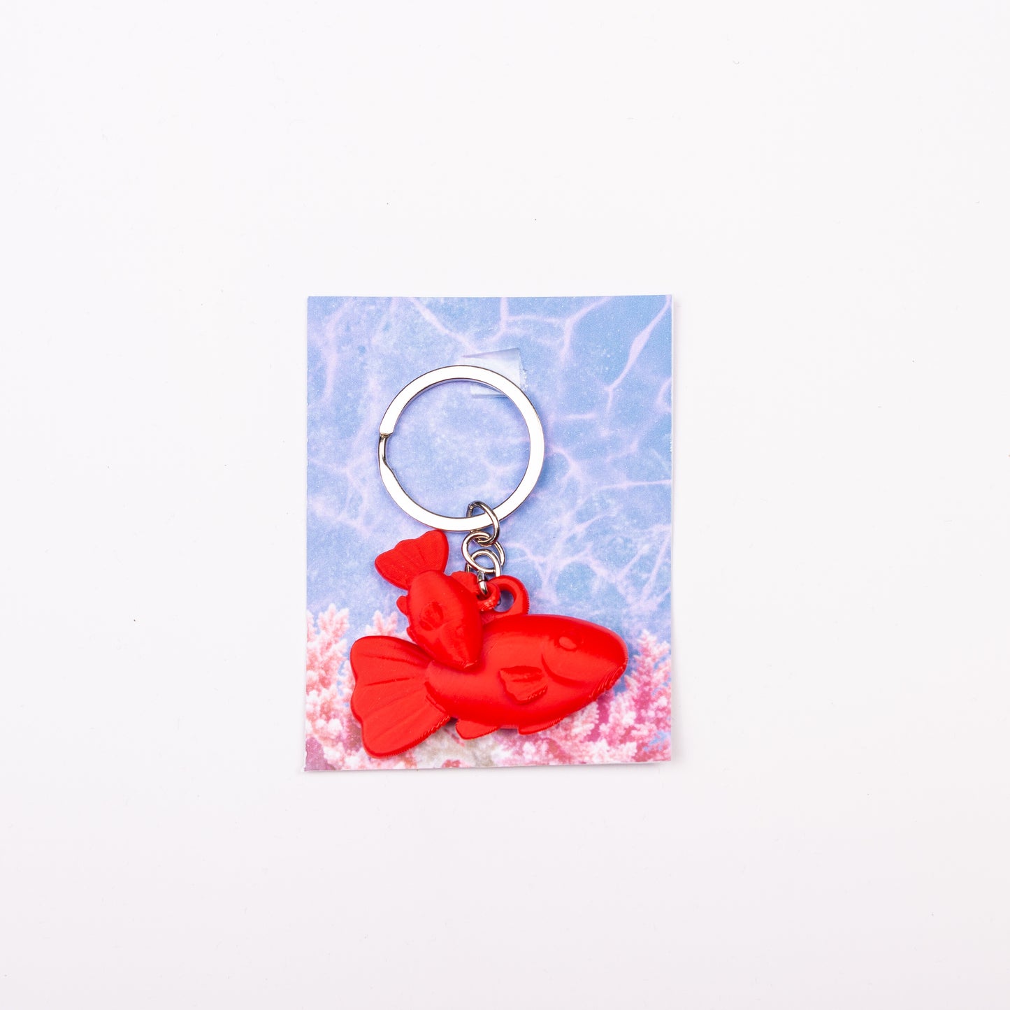 Llavero Minnow rojo de bioplástico mate, accesorio colorido y ecológico de CuatroCeroTres, con forma de pez.