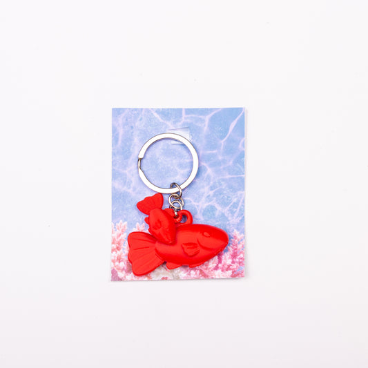 Llavero Minnow rojo de bioplástico mate, accesorio colorido y ecológico de CuatroCeroTres, con forma de pez.