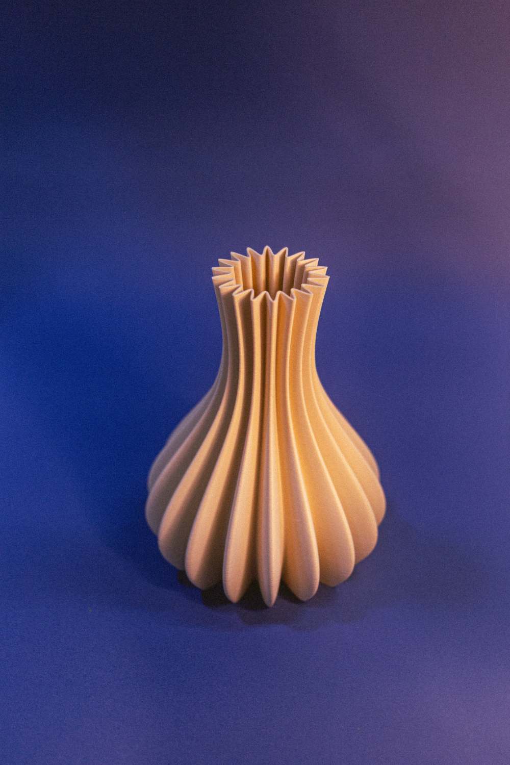 Fiora — El Florero que Susurra Beige